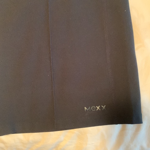 Drynamic athletic pant. Centre seam pull on with back zipped security pocket. - Picture 2 of 5